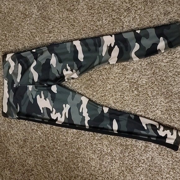 Forever 21 Camo Athletic Pants Size Medium - Picture 5 of 5